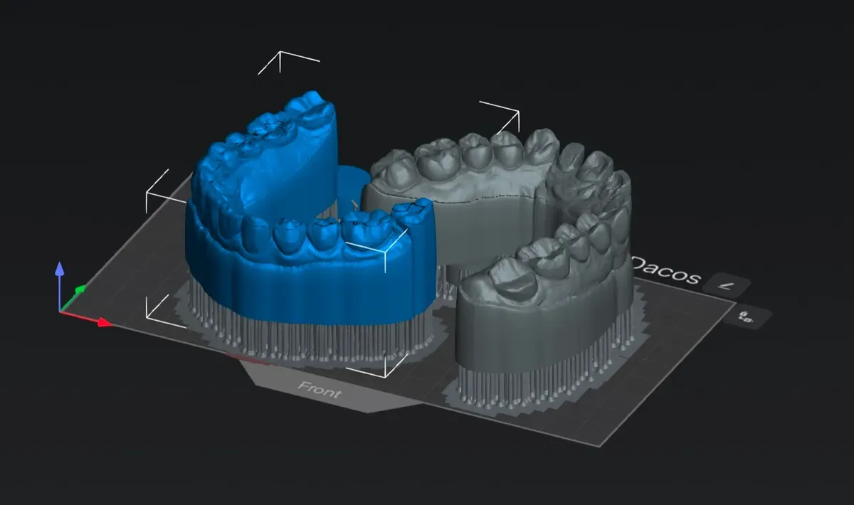 Modèles 3Shape posés à plat sur le plateau d’impression du slicer