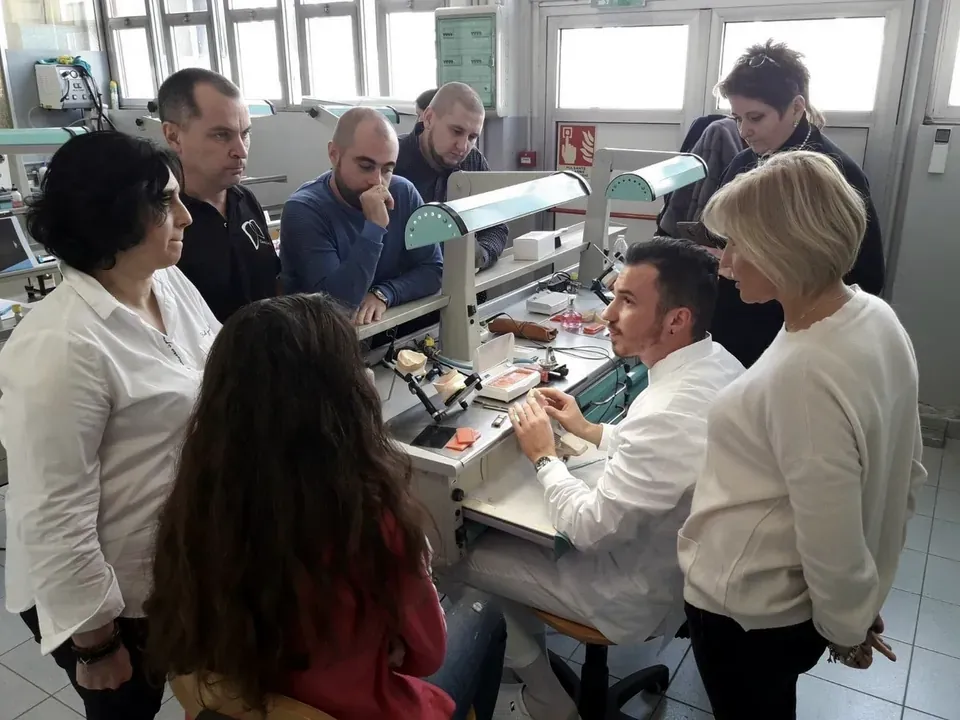 Atelier sur les articulateurs avec des prothésistes dentaires en Italie