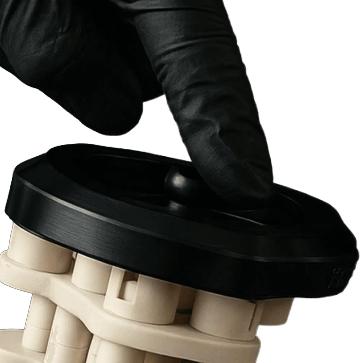 Main pressant un modèle imprimé sur la Pivot Base SAM
