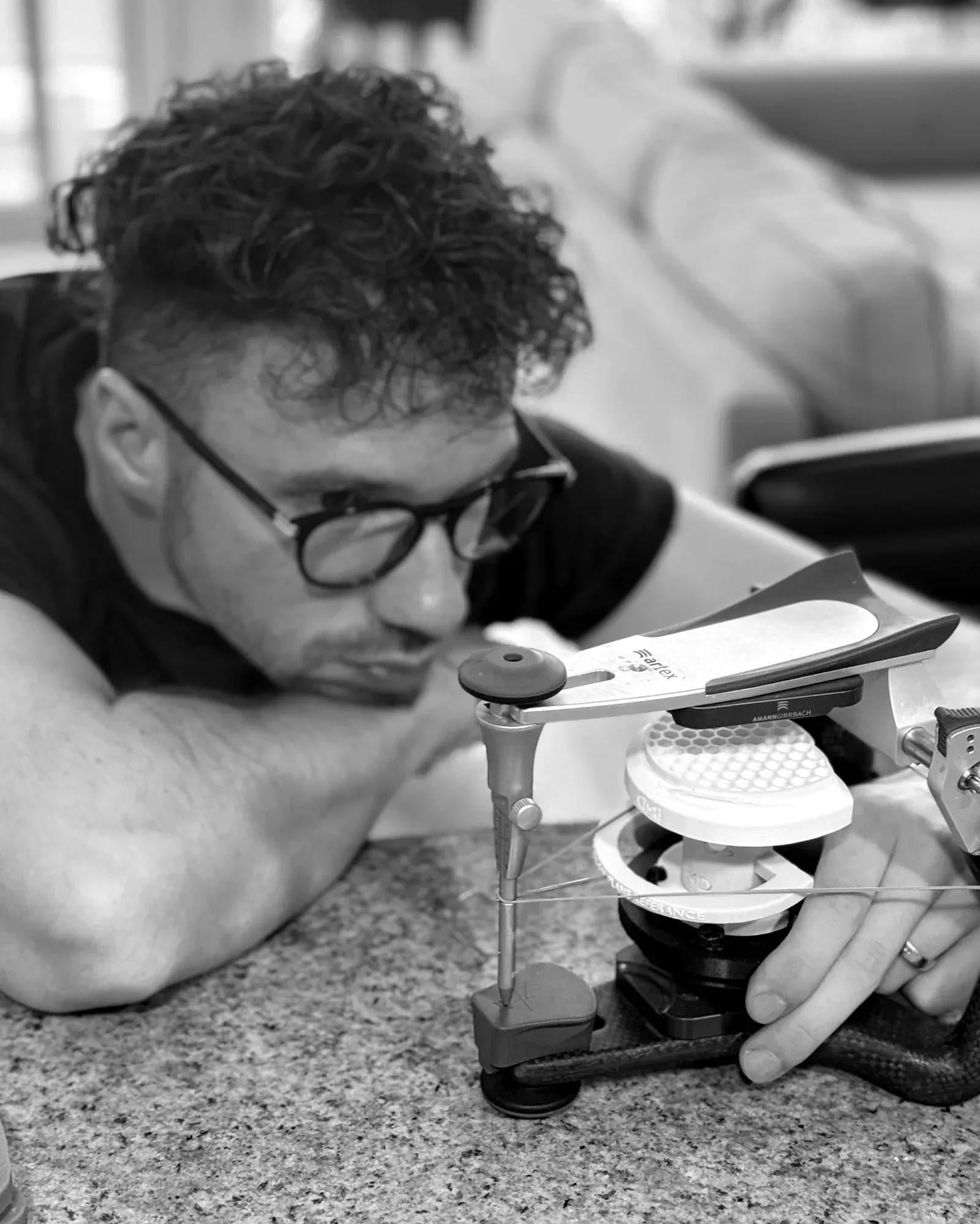 Photo en noir et blanc d’Antonello Croce contrôlant un calibrateur imprimé sur un articulateur