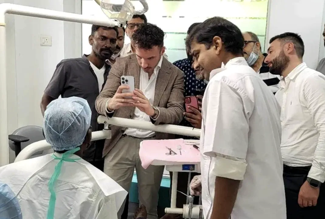 Cours pratique avec des prothésistes dentaires en Inde