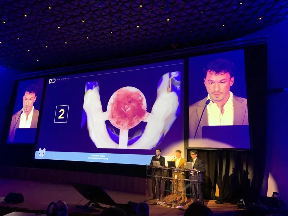 Intervenant sur la scène du congrès de la Digital Dentistry Society à Venise