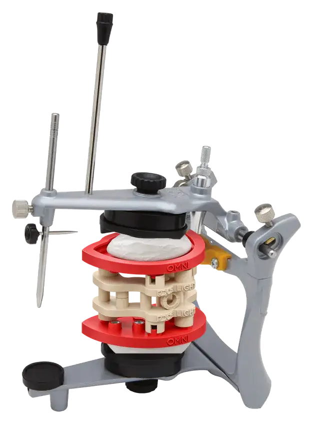 Illustration : articulateur ASA Dental 5032 avec DACOS Omni Flex et le calibrateur montés entre ses deux branches