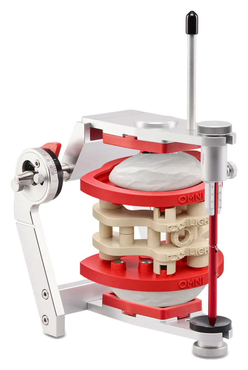 Illustration : articulateur Candulor CA 3.0 LARGE avec DACOS Omni Flex et le calibrateur montés entre ses deux branches