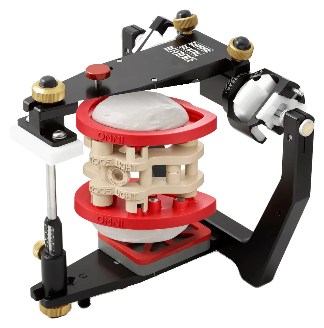 Illustration : articulateur Gamma Dental Reference SL avec DACOS Omni Flex et le calibrateur montés entre ses deux branches