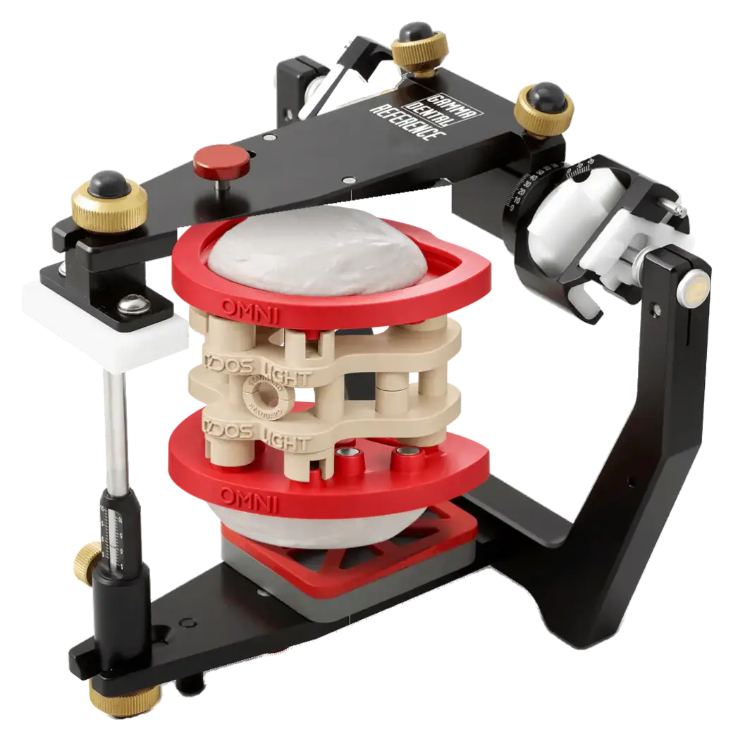 Illustration : articulateur Gamma Dental Reference SL avec DACOS Omni Flex et le calibrateur montés entre ses deux branches