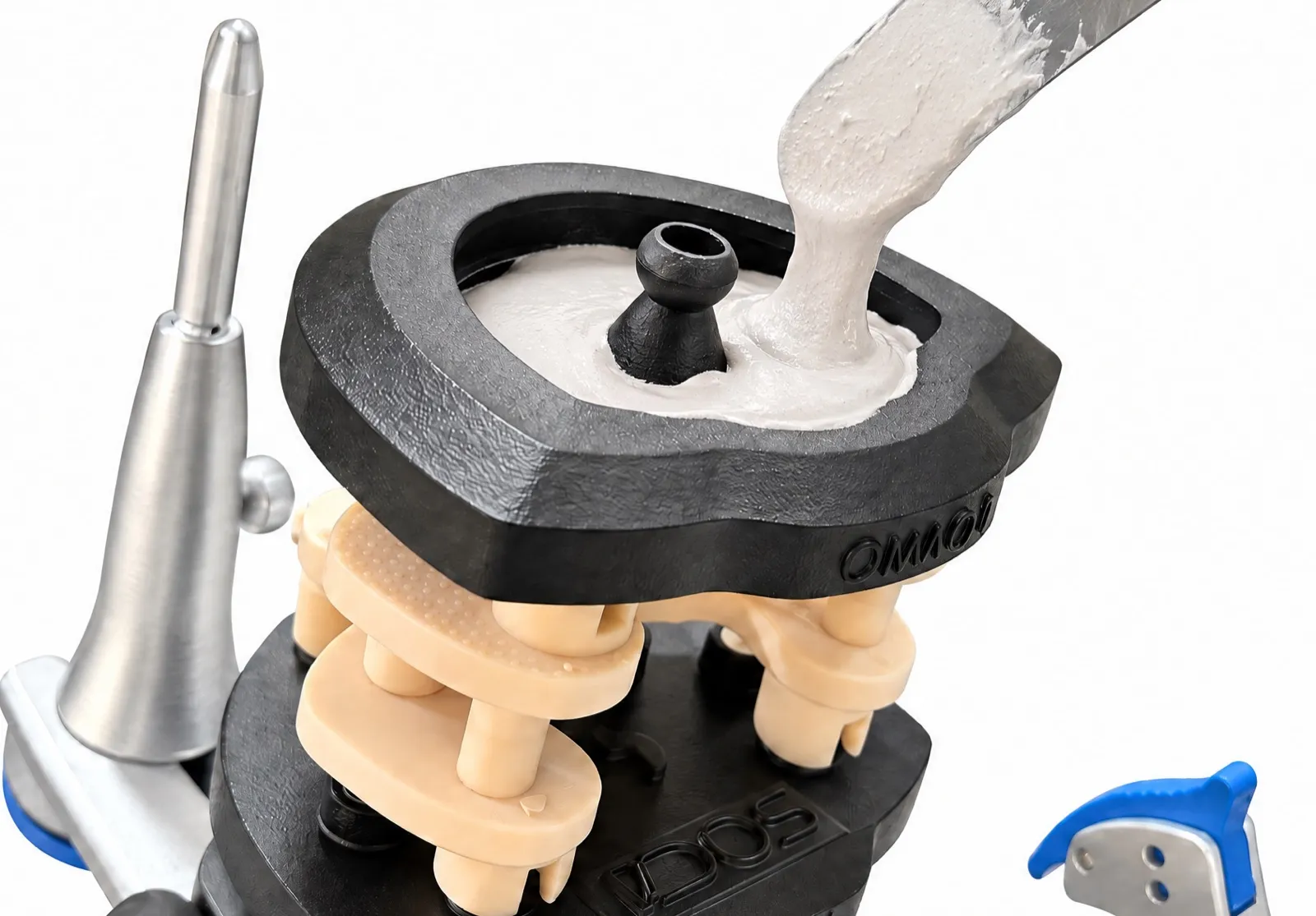 Plâtre coulé dans la cuvette inférieure posée sur le calibrateur