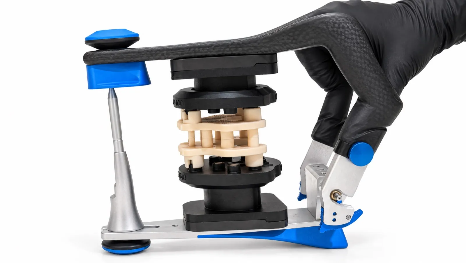 Articulateur fermé à l’envers sur la cuvette inférieure pendant la prise du plâtre