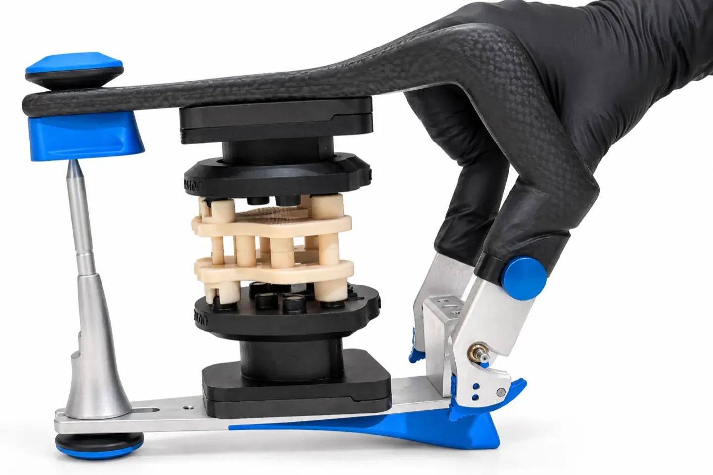 Articulateur maintenu fermé à l’envers sur le calibrateur pendant la prise de la cuvette inférieure