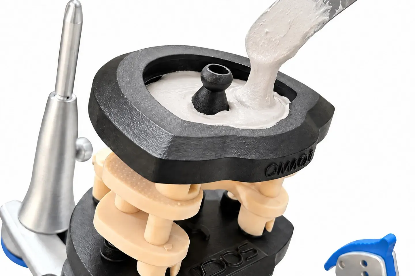 Plâtre versé dans la cuvette inférieure posée sur le calibrateur