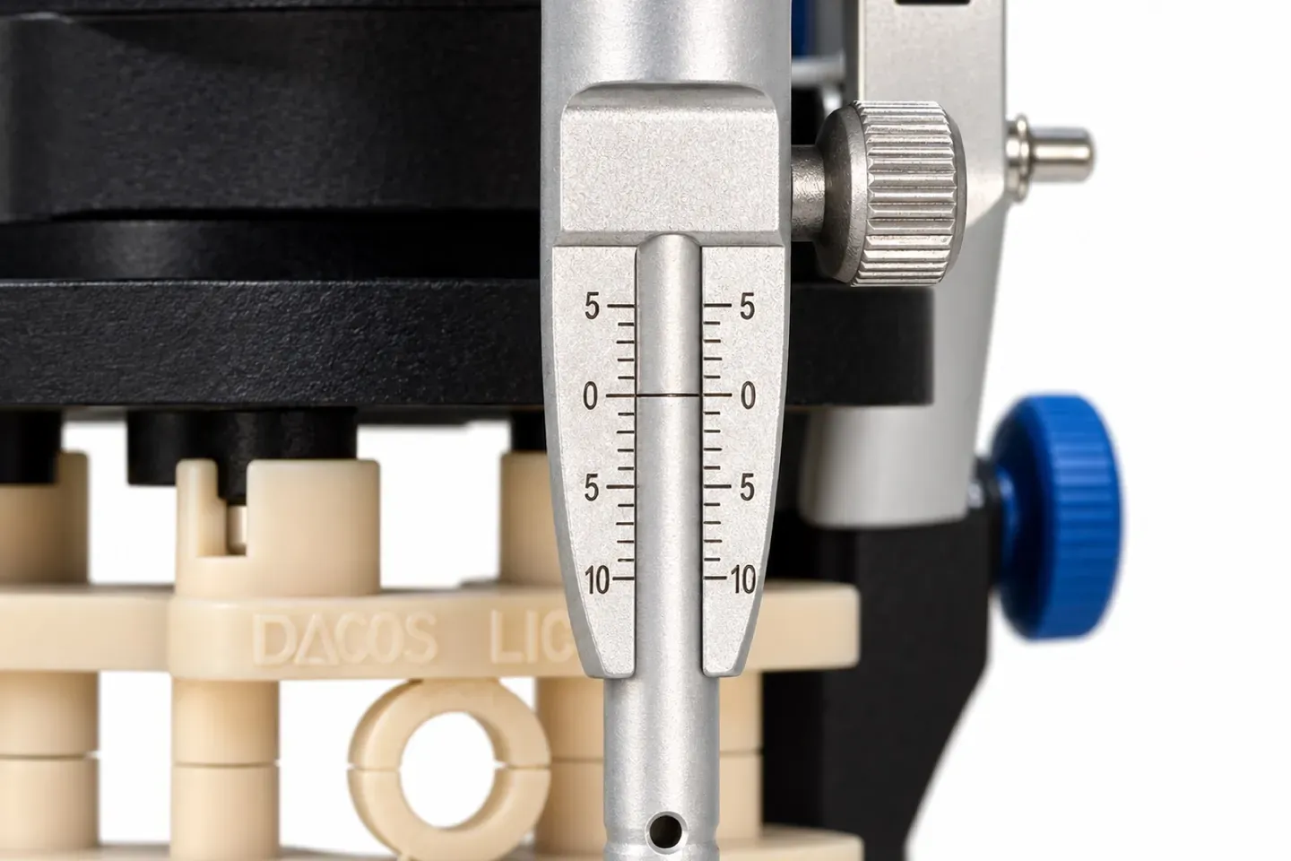Graduation de la tige incisive de l’articulateur réglée à zéro au-dessus du calibrateur