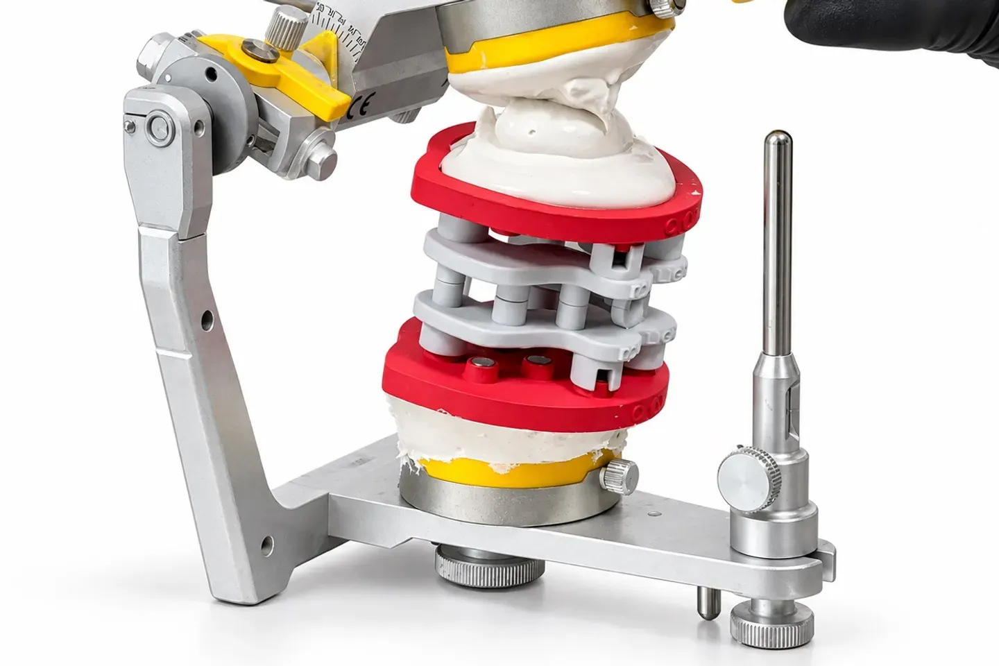 Articulateur fermé sur le calibrateur, les deux plaques Flex fixées au plâtre