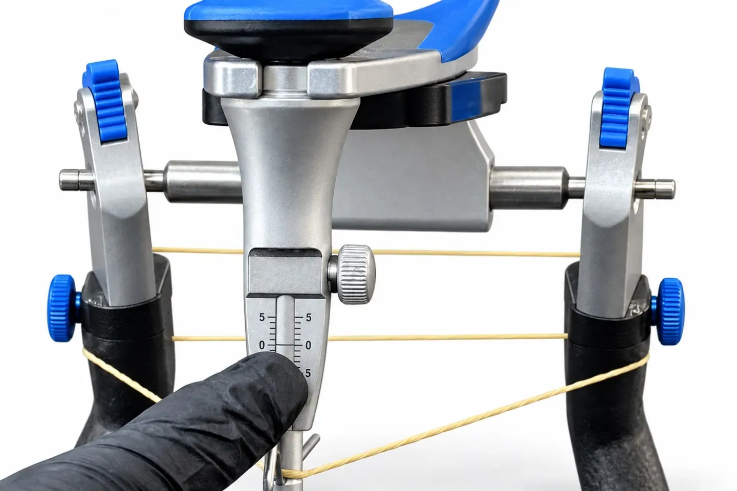 Articulateur vu de face, tige incisive à zéro, avec un élastique tendu autour