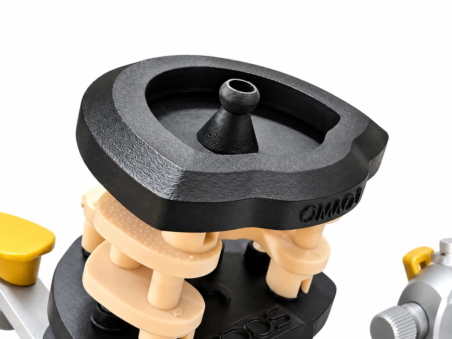 Branche supérieure du SAM à l’envers avec la plaque UPPER, le calibrateur assemblé et la plaque LOWER posée dessus