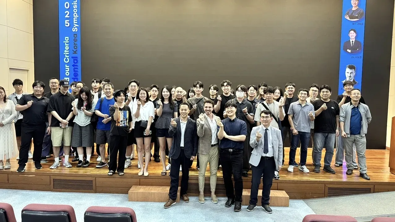 Photo de groupe lors d’un symposium dentaire à Séoul