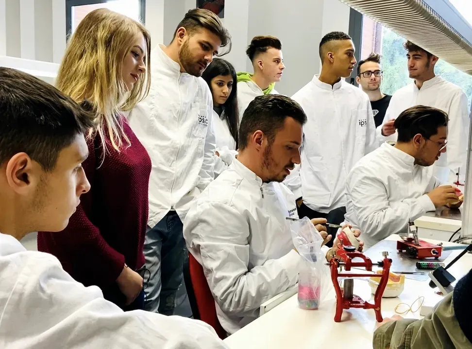 Cours dans une école de prothèse dentaire en Italie