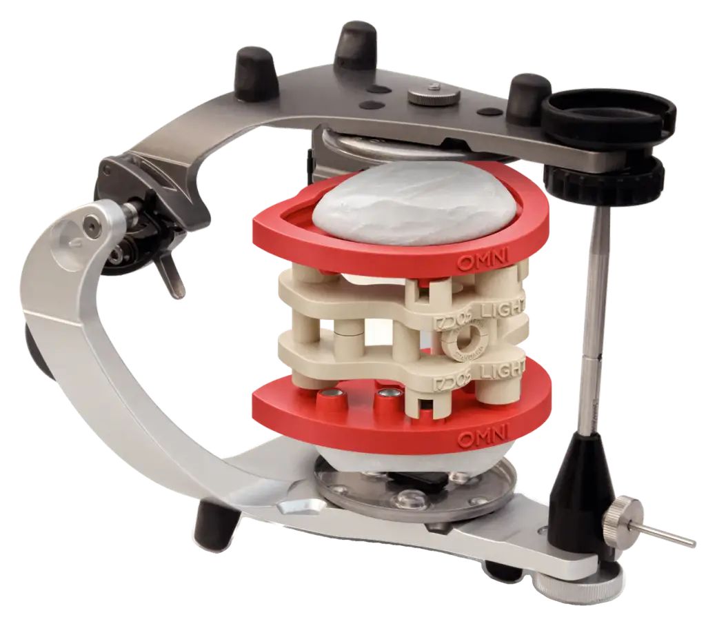 Illustration : articulateur KaVo PROTARevo avec DACOS Omni Flex et le calibrateur montés entre ses deux branches