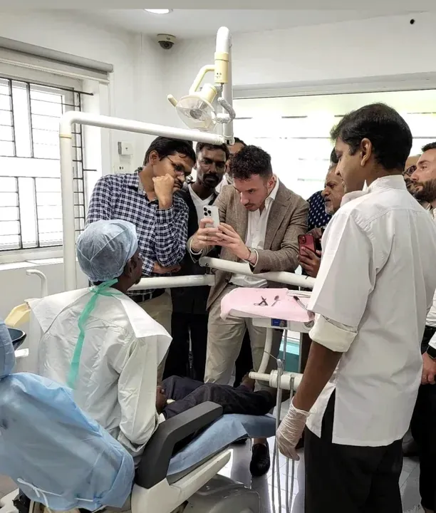 Démonstration au fauteuil pendant un cours en Inde