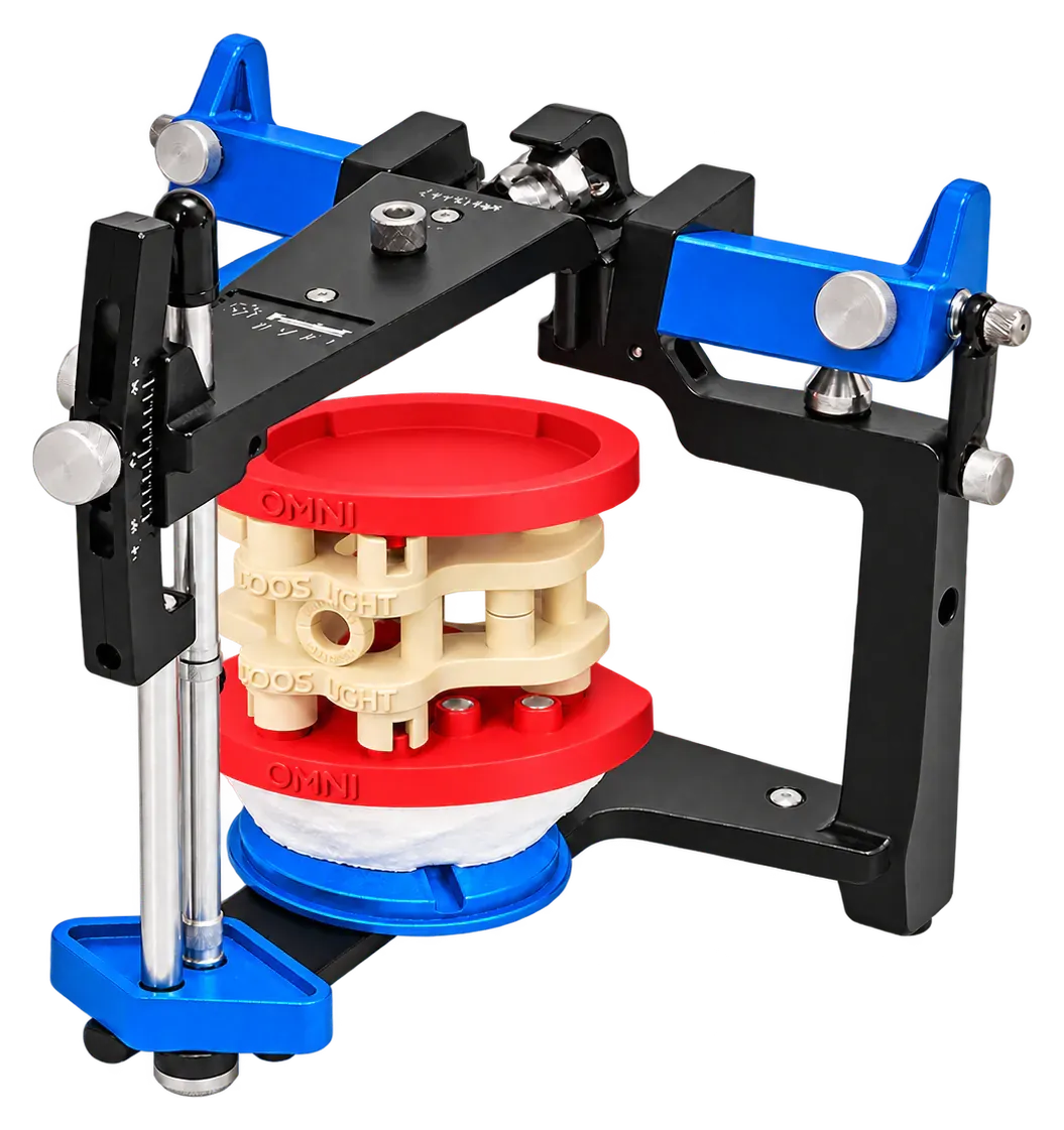 Illustration : articulateur Panadent PCH avec DACOS Omni Flex et le calibrateur montés entre ses deux branches