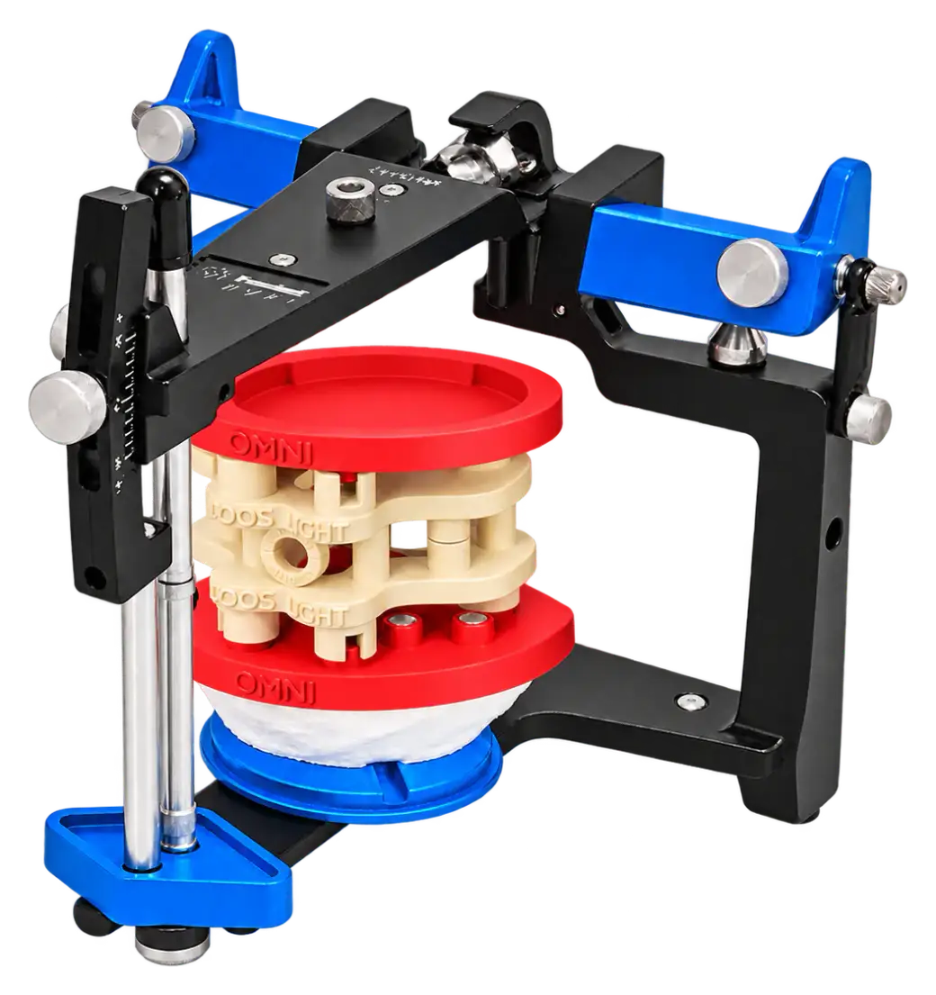 Illustration : articulateur Panadent PCH avec DACOS Omni Flex et le calibrateur montés entre ses deux branches
